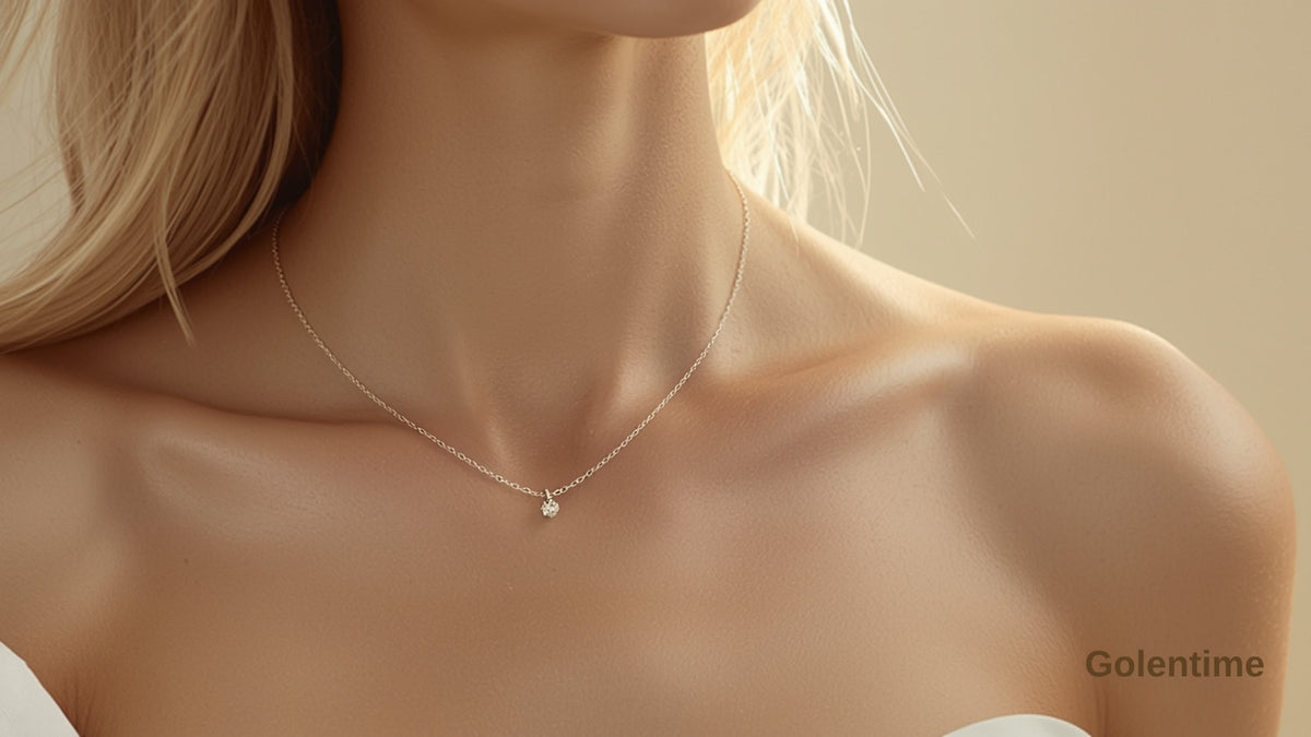 Collier fin avec pendentif porté par une femme blonde - collection Colliers et Pendentifs Golentime