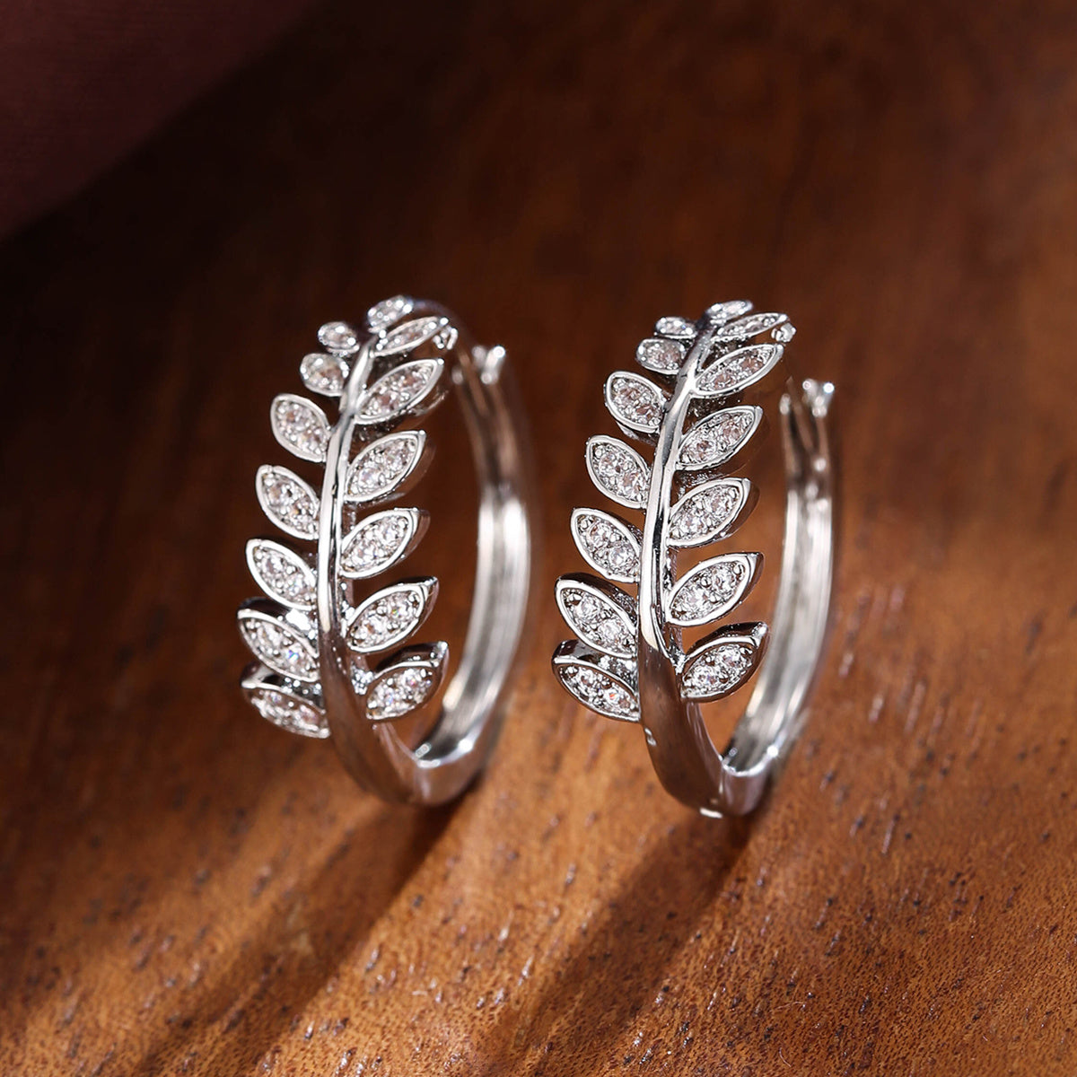 [1Pair Leaf Earrings] Zirconia Inlaid Leaf-Shaped Hoop Huggie Earrings for Women 1Pair Holiday Jewelry