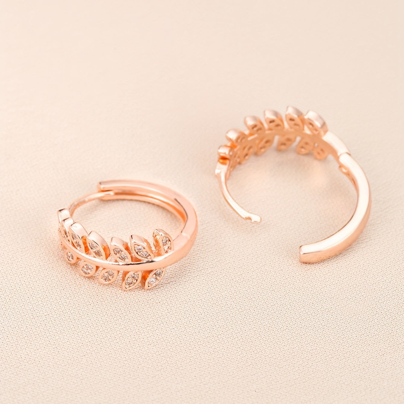 [1Pair Leaf Earrings] Zirconia Inlaid Leaf-Shaped Hoop Huggie Earrings for Women 1Pair Holiday Jewelry