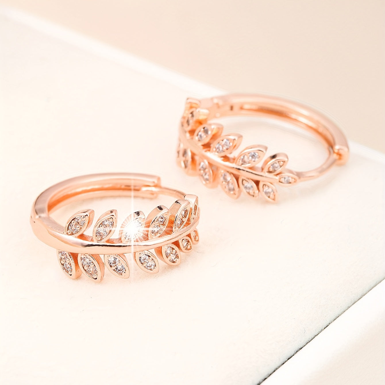 [1Pair Leaf Earrings] Zirconia Inlaid Leaf-Shaped Hoop Huggie Earrings for Women 1Pair Holiday Jewelry