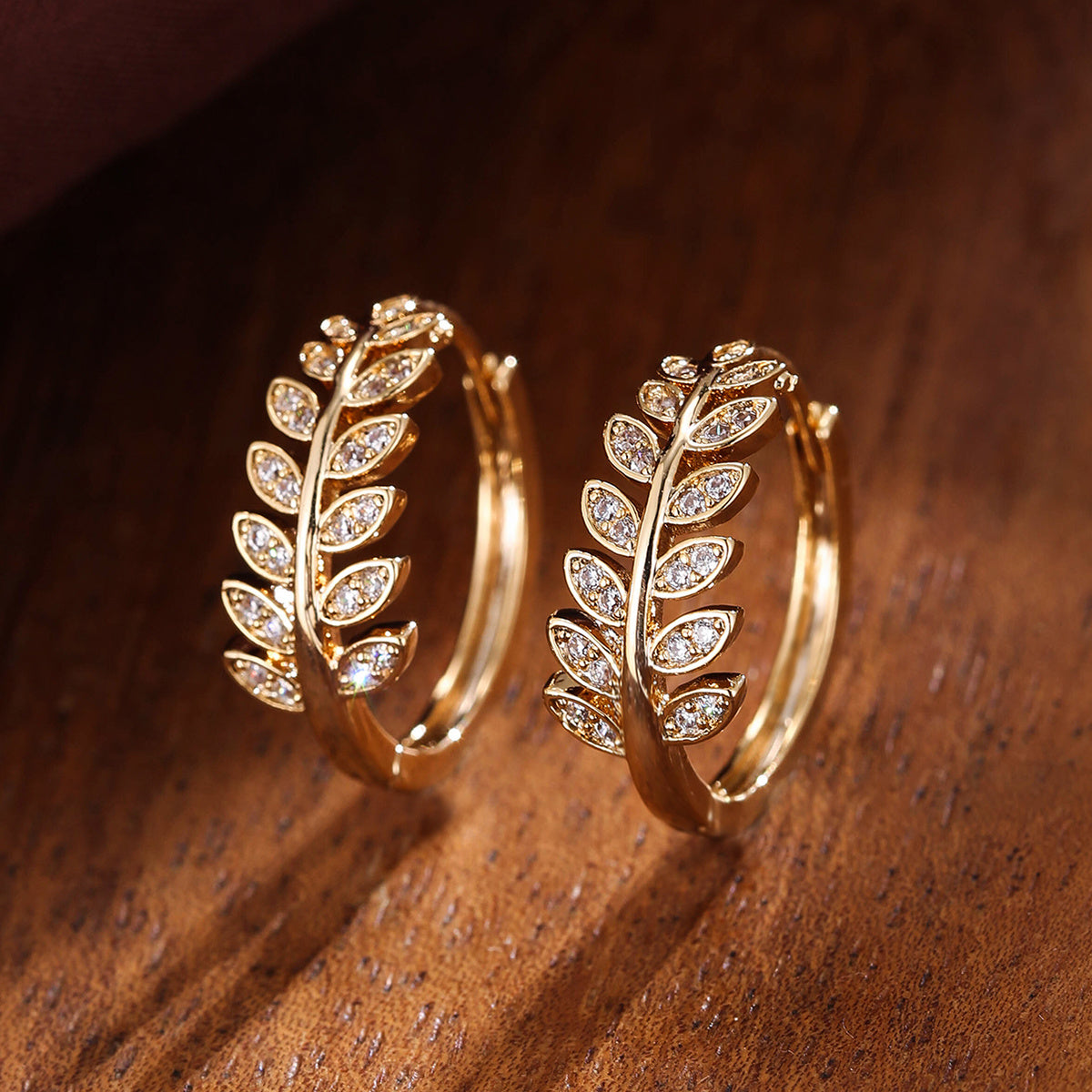 [1Pair Leaf Earrings] Zirconia Inlaid Leaf-Shaped Hoop Huggie Earrings for Women 1Pair Holiday Jewelry